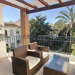 Beachfront 4-bed Pet-friendly Poolside Flat * 埃斯特波纳
