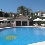 Beachfront 4-bed Pet-friendly Poolside Flat *
