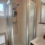 Beachfront 4-bed Pet-friendly Poolside Flat 埃斯特波纳
