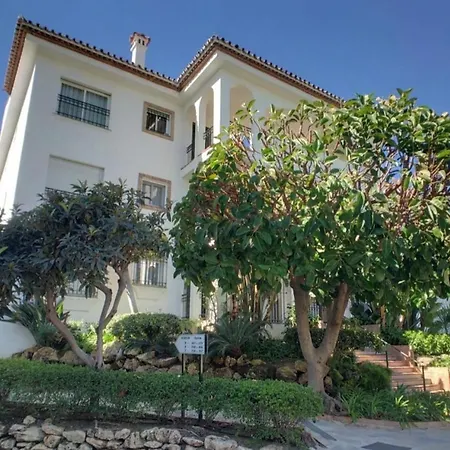 Beachfront 4-bed Pet-friendly Poolside Flat Apartment