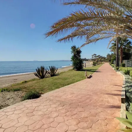 Beachfront 4-bed Pet-friendly Poolside Flat * 埃斯特波纳