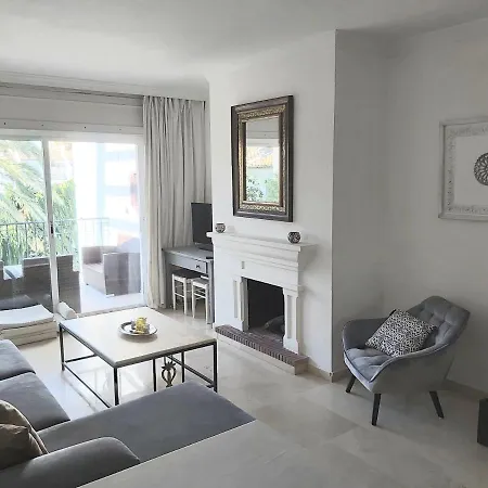 Apartment Beachfront 4-bed Pet-friendly Poolside Flat
