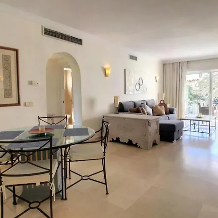 Beachfront 4-bed Pet-friendly Poolside Flat