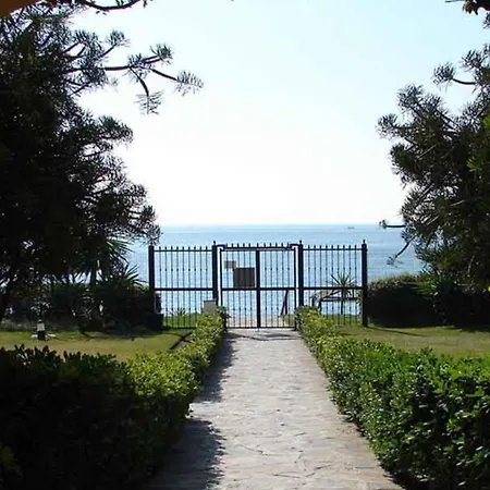 Beachfront 4-bed Pet-friendly Poolside Flat 公寓 埃斯特波纳