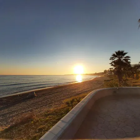 Daire Beachfront 4-bed Pet-friendly Poolside Flat *