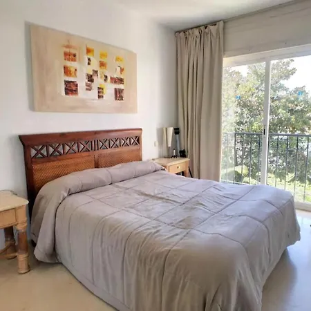 Beachfront 4-bed Pet-friendly Poolside Flat * 埃斯特波纳