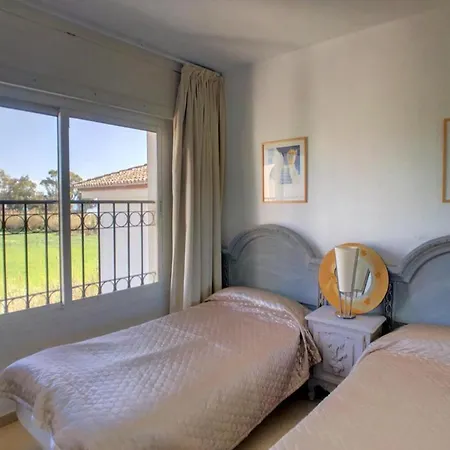 Beachfront 4-bed Pet-friendly Poolside Flat *